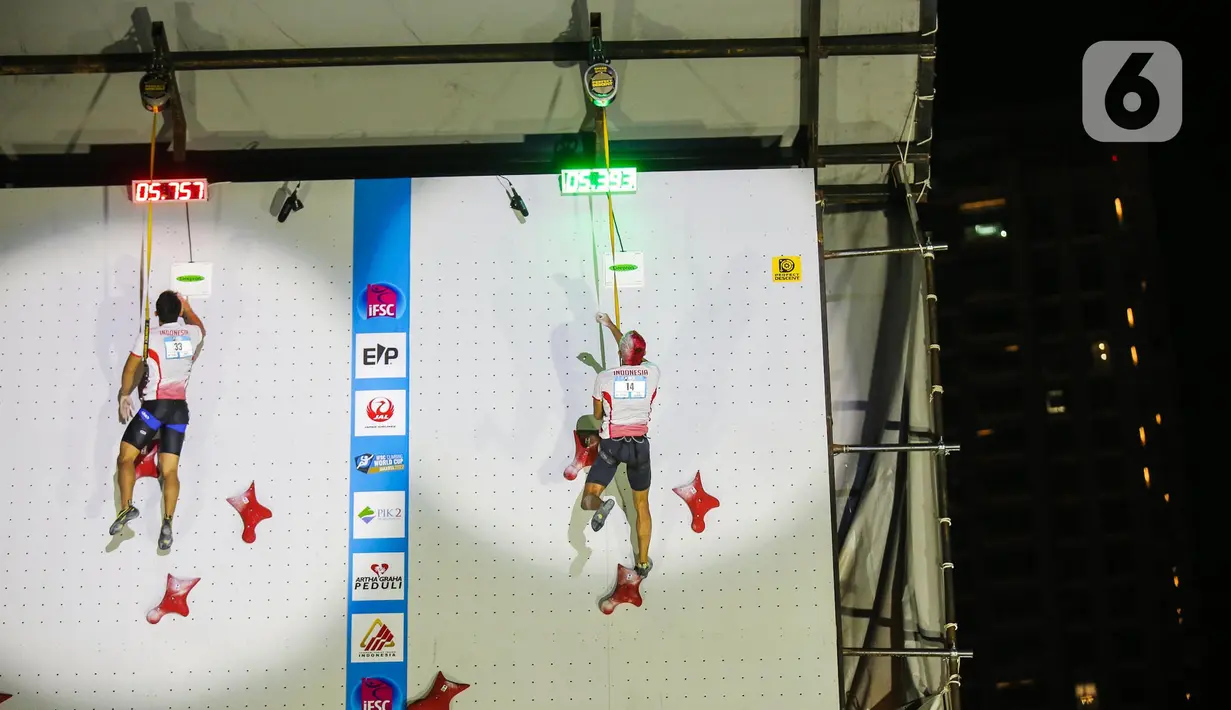 Atlet panjat tebing Indonesia Aspar Jailolo (kanan) beradu kecepatan dengan atlet panjat tebing Indonesia Kiromal Katibin saat final kategori speed dalam Kejuaran Dunia Panjat Tebing 2022 (International Federation of Sport Climbing/IFSC) di Jakarta, Sabtu (24/9/2022). Aspar berhasil mengalahkan lawan yang juga kompatriotnya, Kiromal Katibin. Catatan waktu Aspar adalah 5,39 detik. (Liputan6.com/Faizal Fanani)