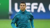 Striker Real Madrid, Cristiano Ronaldo, berlari saat sesi latihan jelang laga Liga Champions di Dortmund, Senin (25/9/2017). Real Madrid akan berhadapan dengan Borussia Dortmund. (AFP/Patrik Stollarz)