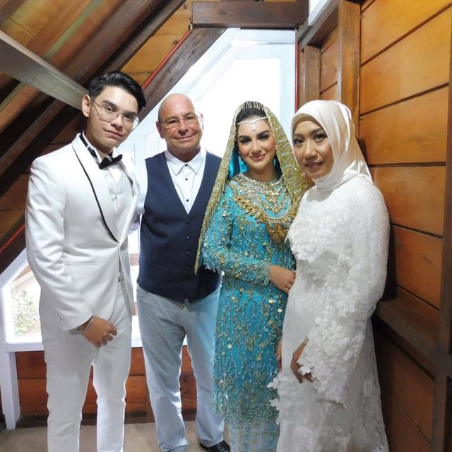 6 Potret Lawas Orang Tua Irish Bella, Foto Pernikahan Tahun 1994 Penuh Kenangan