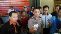 Kapolresta jambi, Kombes Pol Bernard Sibarani menunjukkan barang bukti SIM palsu. (Bangun Santoso/Liputan6.com)