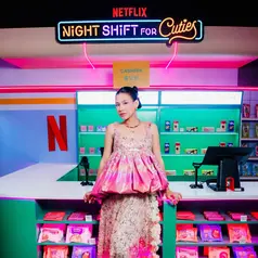 Aktris yang tengah menikmati masa kehamilannya itu tampil memukau dalam balutan busana serba pink yang manis dan playful, membuat penampilannya bak boneka Barbie versi modern. [@sheninacinnamon].
