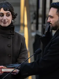 Rama Duwaji mendampingi suaminya, Zohran Mamdani, mengucap sumpah sebagai Wali Kota New York. (dok. David Dee Delgado / GETTY IMAGES NORTH AMERICA / Getty Images via AFP)