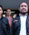 Penyanyi jebolan ajang pencarian bakat, Jaunarisman atau Aris Idol secara resmi melaporkan penyanyi Ihsan Tarore. Jumat, Aris melaporkan Ihsan dengan pasal pencemaran nama baik. (Deki Prayoga/Bintang.com)