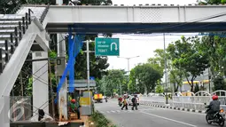 Sejumlah warga menyeberangi jalan raya di Prof Dr.Supomo, Tebet, Jakarta, Rabu (13/4). Pembangunan JPO di kawasan Tebet terus dikerjakan guna memberikan kenyamanan bagi pejalan kaki. (Liputan6.com/Yoppy Renato)