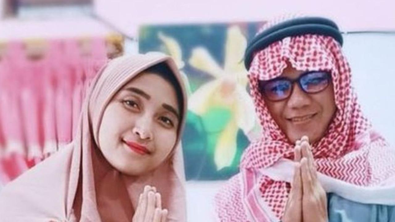 Di akun Instagram sang istri tercinta, terdapat foto-foto Marcel tanpa riasan makeup.