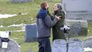 Saat syuting film tersebut, Julia terlihat berpakaian hangat degan memakai coat berwarna hijau dengan bulu yang berada di penutup kepalanya. (Just Jared)