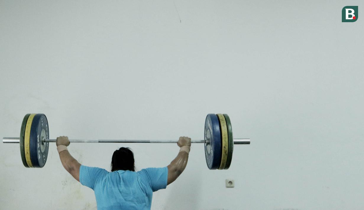 Atlet angkat besi, Nurul Akmal, saat latihan di Pelatnas angkat besi, Jakarta, Rabu (21/3/2018). Latihan tersebut untuk persiapan Asian Games 2018. (Bola.com/M Iqbal Ichsan)