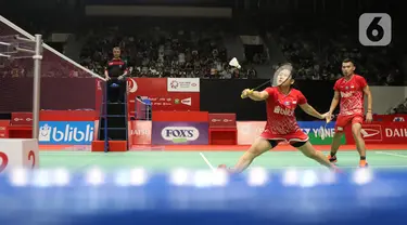 Ganda campuran Indonesia, Rinov Rivaldy/Pitha Haningtyas Mentari mengembalikan kok ke arah Lee Jhe-Huei/Hsu Ya Ching (Taiwan) saat babak pertama Indonesia Master 2020 di Istora GBK, Jakarta, Selasa (14/1/2020). Rivaldi/Mentari kalah dua set 15-21, 13-21. (Liputan6.com/Helmi Fithriansyah)