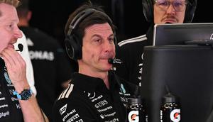 Kepala tim dan CEO Mercedes asal Austria, Toto Wolff (C), melihat layar di garasi selama sesi latihan ketiga GP F1 Australia di Sirkuit Albert Park di Melbourne pada 7 Maret 2026. (WILLIAM WEST/AFP)