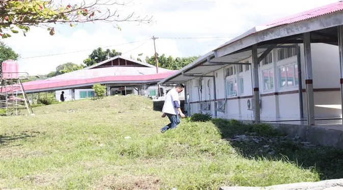 Suasana di kiri-kanan lorong Rumah Sakit Penyangga Perbatasan Betun yang rerumputan (Foto: Liputan6.com/Fitri Haryanti Harsono)