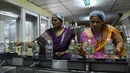 Pekerja menempelkan label botol air mineral alami Aava di Ahmedabad, India (19/3). Hari Air Sedunia jatuh pada tanggal 22 Maret dan berfokus pada pentingnya akses universal terhadap air bersih, sanitasi dan fasilitas kebersihan. (AFP Photo/Sam Panthaky)
