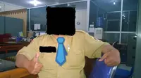 Gambar yang diunggah pemilik akun diduga PNS Kabupaten Brebes itu dinilai menjurus pornografi. (Liputan6.com/Fajar Eko Nugroho)