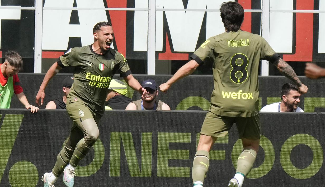 Selebrasi pemain AC Milan, Ismael Bennacer (kiri), setelah mencetak gol ke gawang Lazio pada menit ke-19 dalam pertandingan lanjutan pekan ke-34 Serie A Liga Italia 2022/2023, Sabtu (6/5/2023) malam WIB. (AP Photo/Luca Bruno)