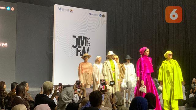 Buttonscarves menampilkan koleksi saat opening ceremony di JMFW 2024
