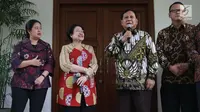 Ketua Umum Partai Gerindra, Prabowo Subianto (kedua kanan) bersama Ketua Umum PDIP, Megawati Soekarnoputri (kedua kiri) saat memberi keterangan terkait pertemuan dan makan siang bersama di kediaman Megawati di Jalan Teuku Umar, Jakarta, Rabu (24/7/2019). (Liputan6.com/Helmi Fithriansyah)