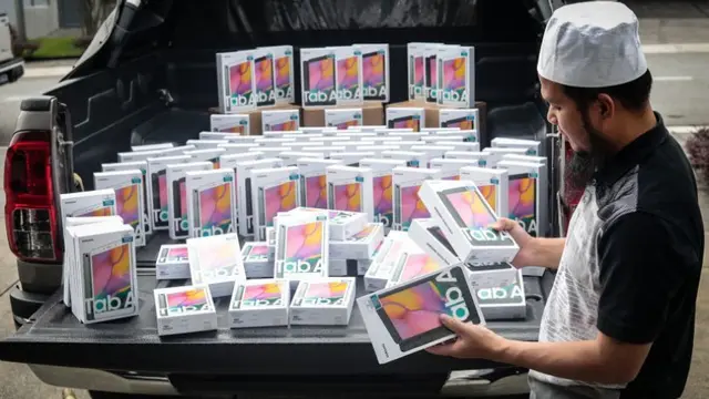 Viral Pria Ini Bagikan 100 Tablet Android Bagi Siswa yang Kurang Mampu, Bikin Salut. (Sumber: Facebook/Ebit Lew)