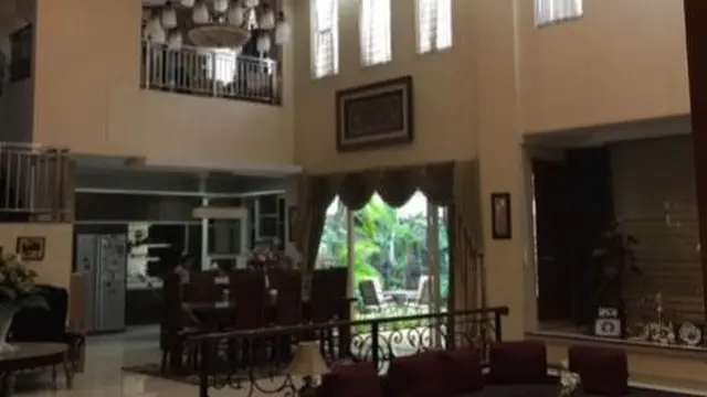 Garasi Muat 9 Mobil, Ini 7 Potret Rumah Mewah Andre Taulany yang Dijual