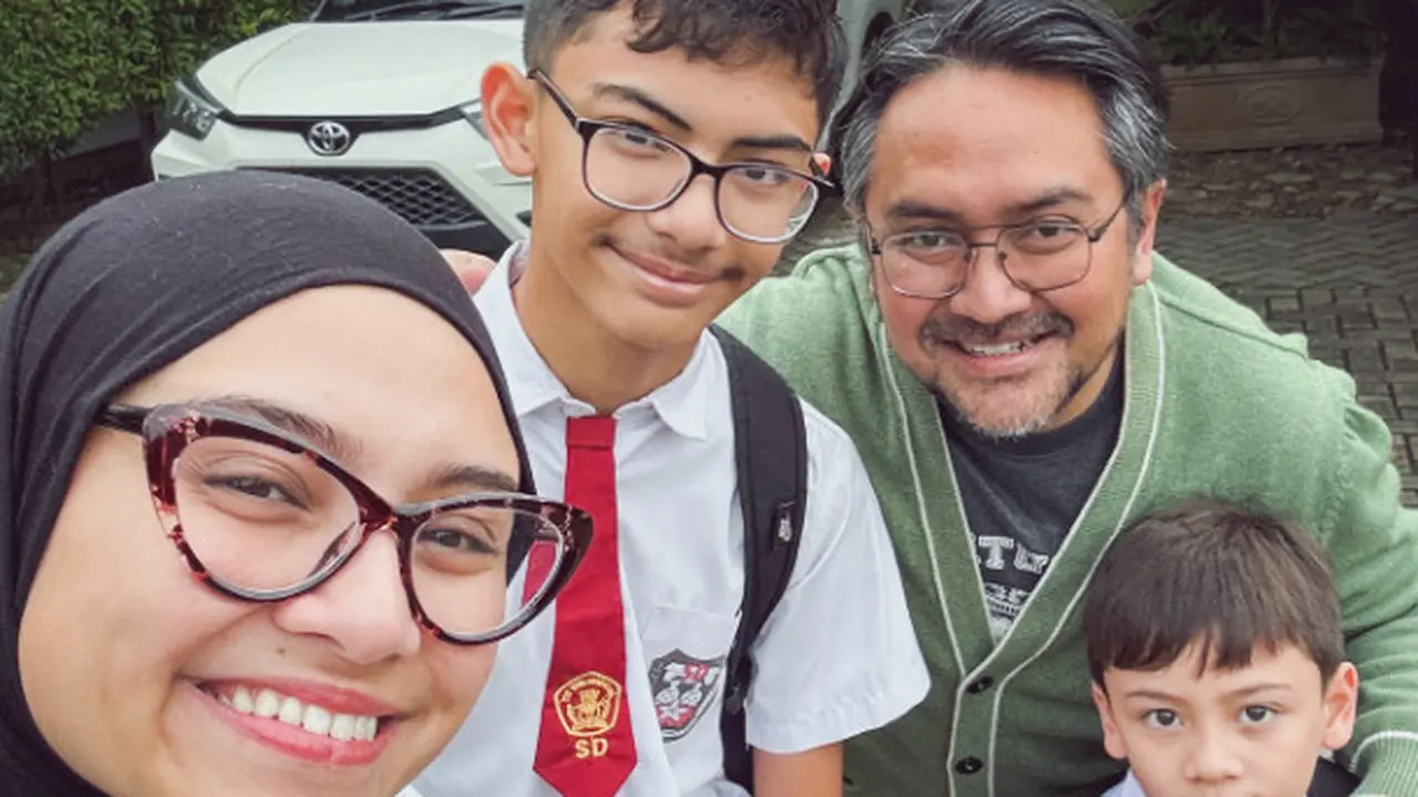 Gaya Zee Zee Shahab Antar Anak Sekolah di Hari Pertama Ajaran Baru