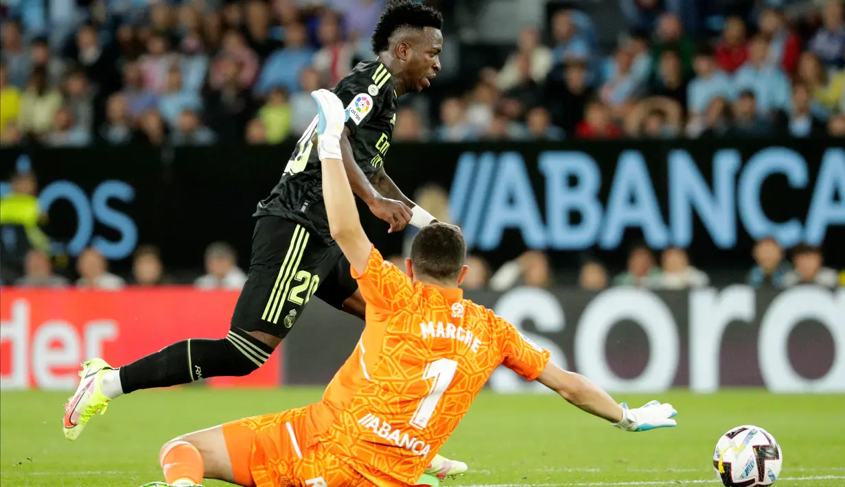 Pemain Real Madrid Vinicius Junior mencetak gol ke gawang Celta Vigo pada pertandingan sepak bola La Liga Spanyol di Stadion Balaidos, Vigo, Spanyol, 20 Agustus 2022. Real Madrid menang 4-1. (AP Photo/Lalo R. Villar)