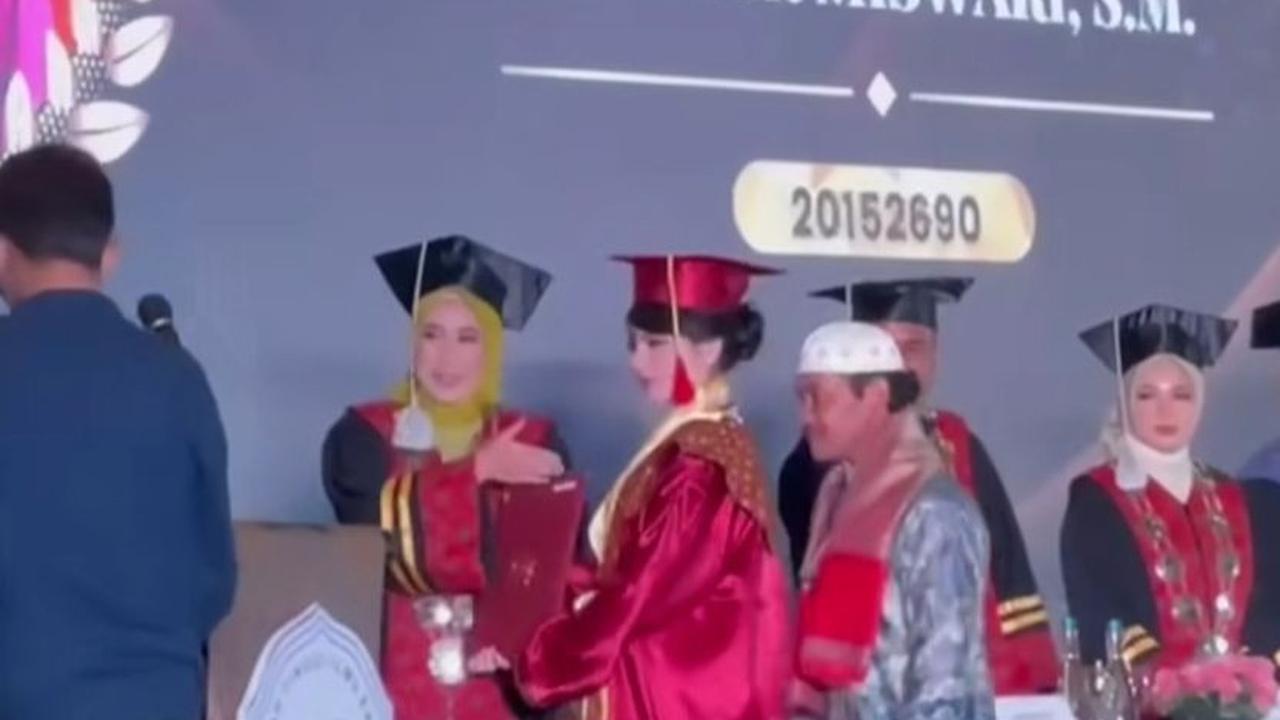 Dinar pun berbagi cerita kenapa putuskan untuk berkuliah.<br>
