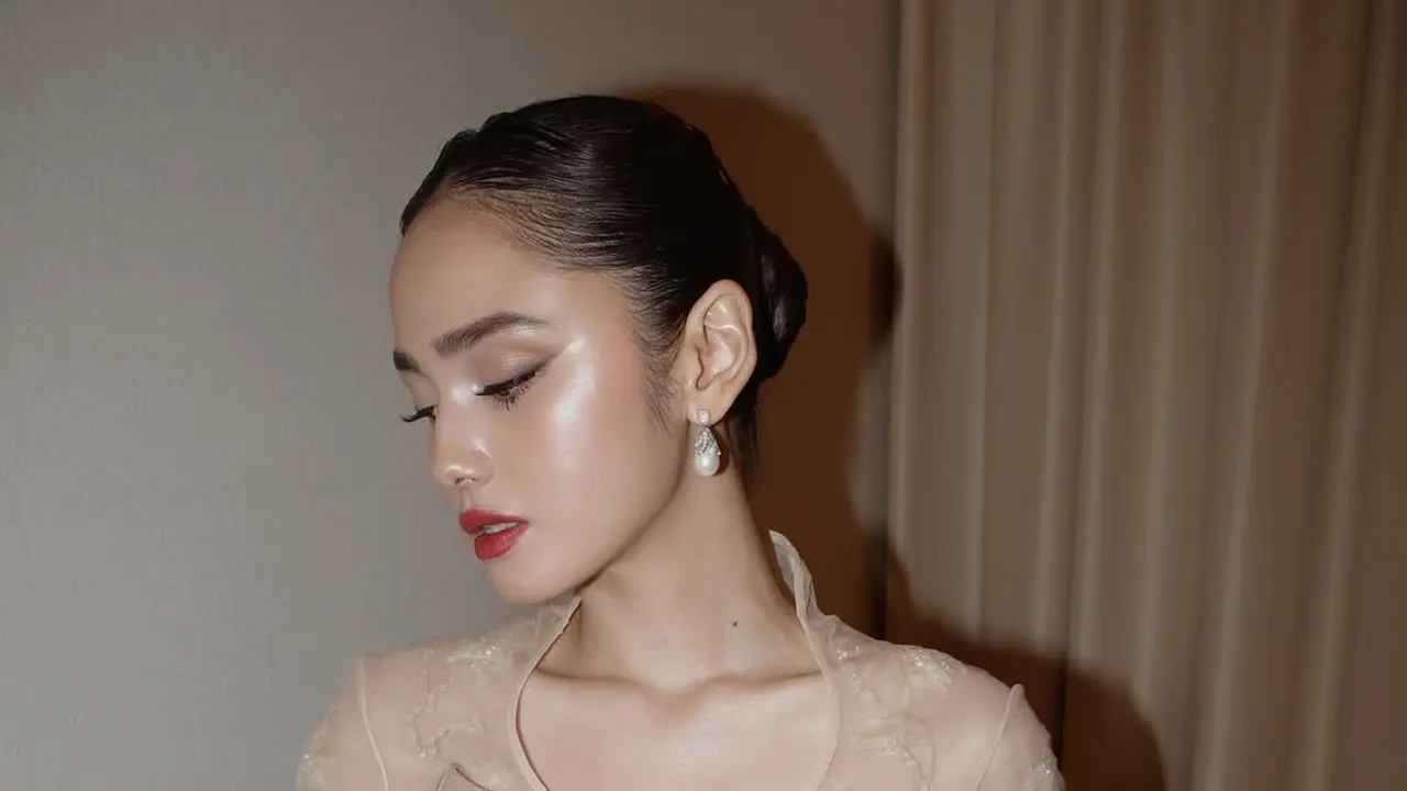 Model Kebaya Syifa Hadju dengan Detail Korset yang Bikin Ramping