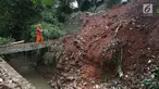 Warga berdiri didekat longsoran yang terjadi di kawasan Ciganjur, Jakarta Selatan, Senin (13/11).  Longsor diduga akibat penumpukan material pembangunan serta hujan deras yang mengguyur Jakarta. (Liputan6.com/Immanuel Antonius)