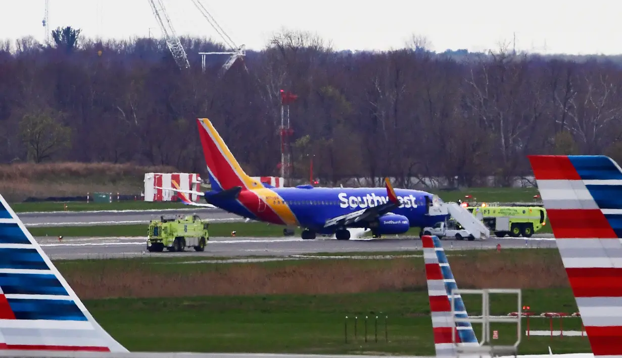 Pesawat Southwest Airlines mendarat darurat di Bandara Internasional Philadelphia akibat kerusakan pada mesin, Selasa (17/4). Penerbangan dengan nomor 1380 itu membawa 144 penumpang dan lima orang awak. (David Maialetti/The Philadelphia Inquirer via AP)