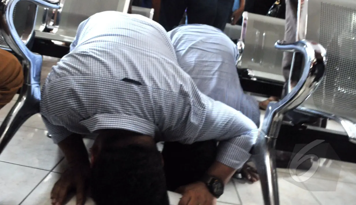 Keluarga dari mantan Walikota Makassar Ilham Arief Sirajuddin melakukan sujud syukur di Pengadilan Negeri Jakarta Selatan, Selasa (12/5/2015). Hakim tunggal Upiek Kartikawati yang mengabulkan gugatan praperadilan tersebut. (Liputan6.com/Andrian M Tunay)