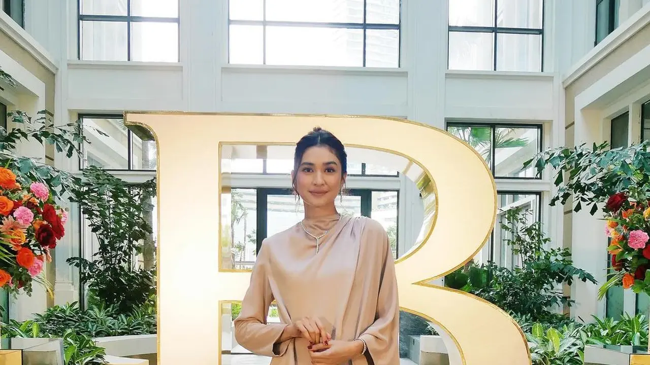 8 Inspirasi Baju Lebaran Satin dari Mikha Tambayong hingga Raline Shah
