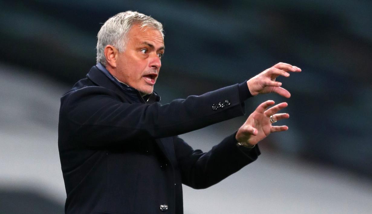 Pelatih Tottenham, Jose Mourinho, memberikan arahan kepada pemainnya saat menghadapi Maccabi Haifa pada laga play-off Liga Europa 2020/2021 di Tottenham Hotspur Stadium, Jumat (2/10/2020) dini hari WIB. Tottenham menang 7-2 atas Maccabi Haifa. (AFP/Clive Rose/pool)