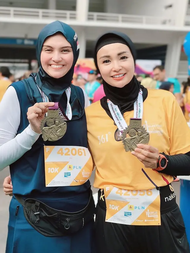 Tampil Tertutup dan Behijab, Ini 7 Gaya Sporty Soraya Larasati