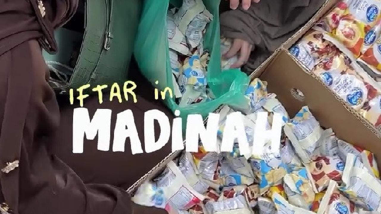 Momen Ririn Ekawati dan Rini Yulianti Bagi-Bagi Takjil Gratis di Masjid Nabawi saat Umrah