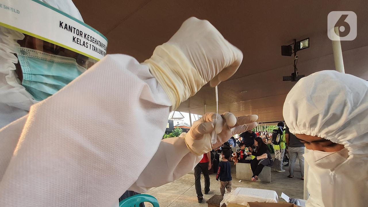 Antrean Tes Antigen Sebelum Berwisata ke Pulau Seribu