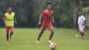 Bek Persija, Muhammad Roby, mengoper bola pada latihan perdana jelang babak 8 besar Piala Jenderal Sudirman di Lapangan Sawangan, Depok, Jawa Barat, Jumat (4/12/2015). (Bola.com/Vitalis Yogi Trisna)