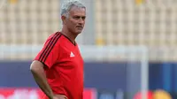 Manajer Manchester United Jose Mourinho melihat para pemainnya berlatih di Philip II Arena di Skopje, Macedonia, (7 /8). MU akan bertanding melawan Real Madrid pada final Piala UEFA Super Cup 2017. (AP Photo / Boris Grdanoski)