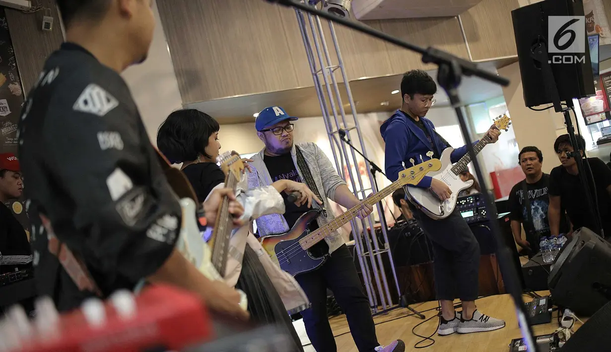 Aksi panggung band Nev+ saat peluncuran CD album resmi Asian Games 2018 yang berjudul 'Energy of Asia' di kawasan Jakarta, Kamis (19/7). (Liputan6.com/Faizal Fanani)