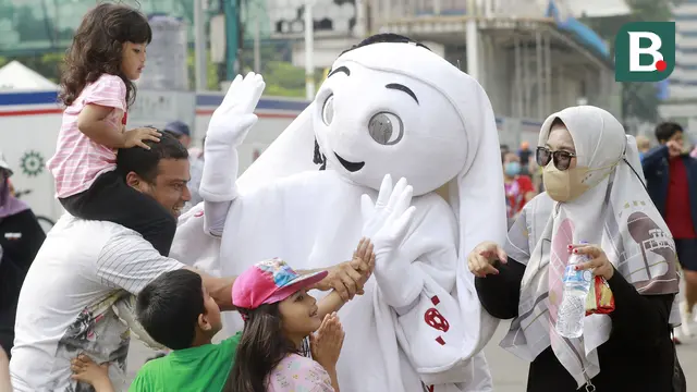 Foto: Maskot Piala Dunia 2022 Sapa Warga Ibu Kota, La'eeb Diserbu Anak-anak di CFD Jakarta