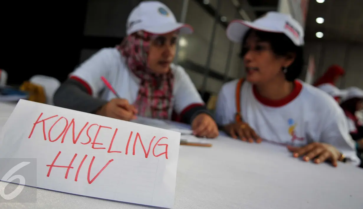 Memperingati Hari AIDS Sedunia, Kemenhub menggelar konsultasi tentang HIV/AIDS, Jakarta, Minggu (6/12/2015). Menhub menuturkan, melalui acara tersebut menyatakan dukungannya untuk mencegah penyebaran HIV/AIDS. (Liputan6.com/Gempur M Surya)