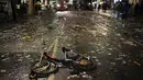 Sebuah sepeda dan sampah berserakan di jalan di pusat kota London, setelah Italia mengalahkan Inggris dalam perebutan gelar juara EURO 2020, pada Minggu (11/7/2021). Usai pertandingan, jalan-jalan di London juga dipenuhi sampah. (AP Photo/Matt Dunham)