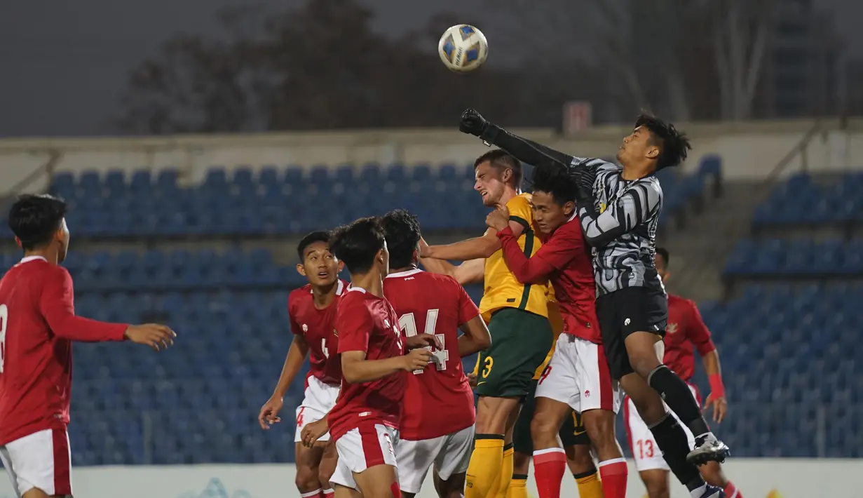 Pemain Australia berulang kali menebar ancaman terhadap gawang Timnas Indonesia U-23, tapi lagi-lagi penampilan menawan Ernando berhasil mengamankan gawang dari kebobolan. (Dok. PSSI)