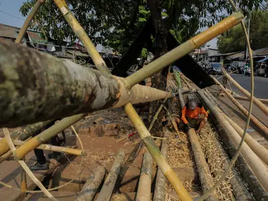 Pedagang membersihkan batang pinang yang akan dijual di kawasan Manggarai, Jakarta, Selasa (6/8/2019). Menjelang HUT RI ke-74 , penjual batang pinang musiman memasarkan dagangannya yang biasa digunakan untuk perlombaan panjat pinang. (Liputan6.com/Faizal Fanani)