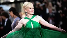 Aktris AS, Julia Garner tiba untuk pemutaran film "Asteroid City" selama Festival Film Cannes edisi ke-76 di Cannes, Prancis selatan, pada 23 Mei 2023. (Photo by LOIC VENANCE / AFP)