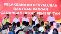 Presiden Jokowi menyerahkan bantuan pangan Cadangan Beras Pemerintah (CBP) kepada warga penerima manfaat di Serang, Banten. (Foto: Biro Pers Sekretariat Presiden)