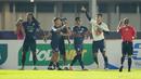 Pemain Arema FC, Muhammad Rafli (kanan) melakukan selebrasi usai mencetak gol ketiga timnya ke gawang Persela Lamongan dalam laga pekan ke-6 BRI Liga 1 2021/2022 di Stadion Madya, Jakarta, Minggu (3/9/2021). (Bola.com/M Iqbal Ichsan)