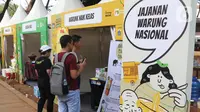 Pengunjung melihat Festival Gerakan Warung Nasional (FGWN) di Lapangan Banteng, Jakarta, Sabtu (14/12/2019). Acaran bertujuan menyadarkan pentingnya partisipasi warung dan usaha menengah kecil dan mikro (UMKM) Indonesia dalam membangun perkembangan ekonomi. (Liputan6.com/Angga Yuniar)