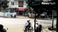 Pelaku ledakan bom Bandung di Taman Pandawa, Kelurahan Arjuna, Kecamatan Cicendo, yang diduga jaringan teroris berinisial YC, sempat di buru massa karena dikira maling. 