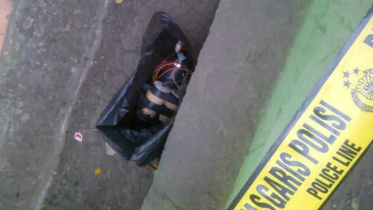 Satpam Pasar Cipulir Panik Saat Lihat Bungkusan Mirip Bom Rakitan