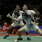 Ganda Putra Indonesia, Fajar Alfian/Muhammad Rian, saat menghadapi ganda China, Xuan Yi Ou/Zhang Nan, pada laga Indonesia Masters 2020 di Istora, Jakarta, Kamis (16/1). Fajar/Rian unggul 21-10, 12-21 dan 21-19. (Bola.com/Yoppy Renato)