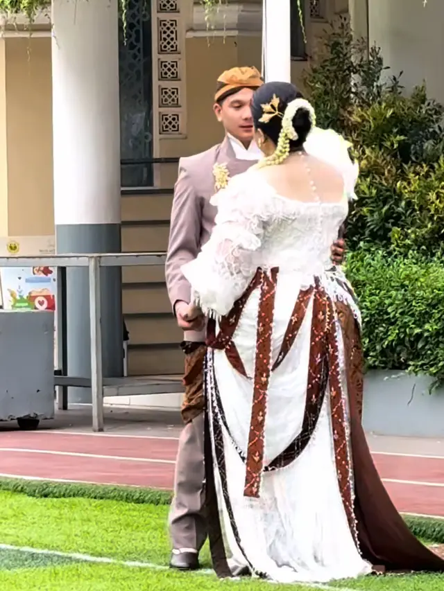 Potret Pernikahan Putri Habibie dari Prosesi hingga Resepsi Dibalut Wastra. [@mienian_id]