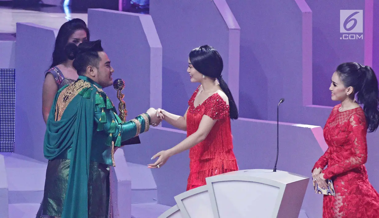 Penyanyi dangdut Nassar menerima piala dalam ajang Indonesian Dangdut Awards 2017 di Studio 6 EMTEK CITY, Jakarta, Jumat (13/10). Nassar meraih penghargaan untuk kategori penyanyi dangdut solo pria terpopuler. (Liputan6.com/Herman Zakharia)